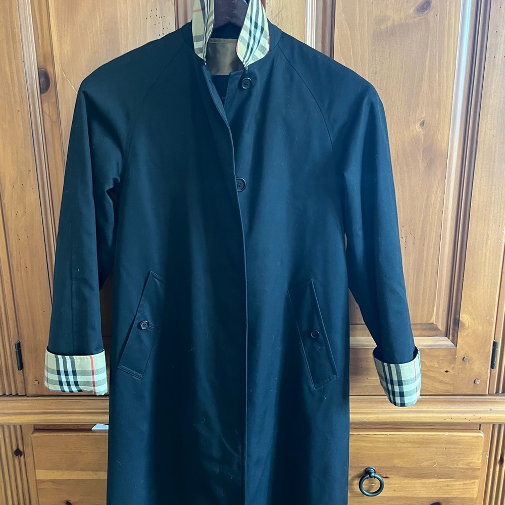 Beautiful Burberry year round short trench coat with wool plaid liner.